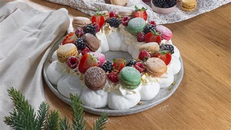 Une couronne de pavlova décorée de crème de marrons et de marrons glacés.