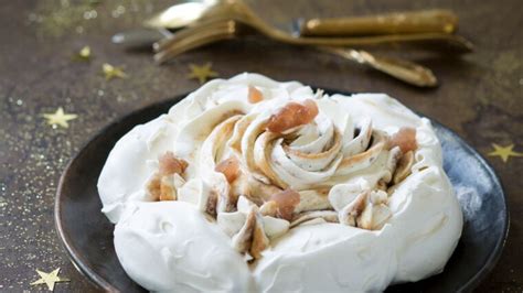 Une pavlova garnie de chantilly, de brisures de marrons glacés et décorée de sucre glace.