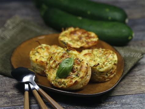 Préparation de flans aux courgettes dans des moules individuels