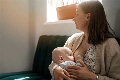 Femme allaitant bébé avec tendresse