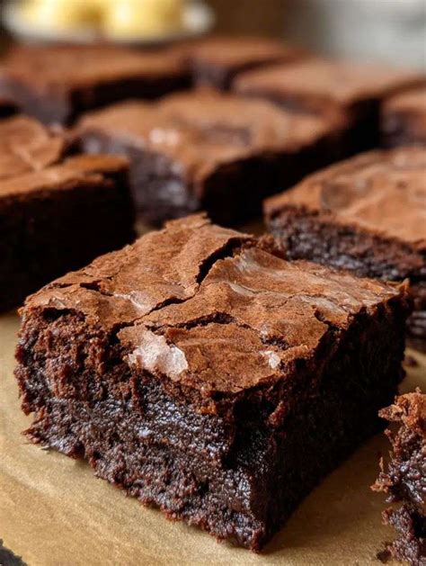 Plan rapproché d'un brownie au chocolat coupé