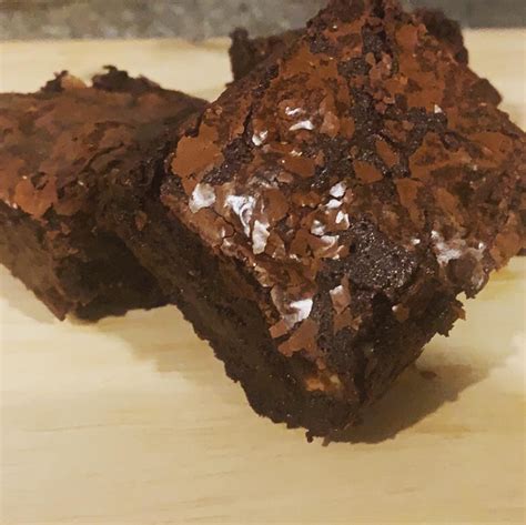 Boîte de brownies faits maison emballée pour un cadeau