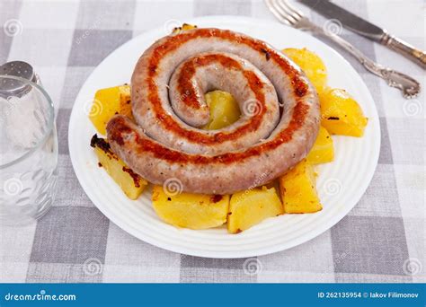 Une assiette de Botifarra Negra grillée avec des pommes de terre
