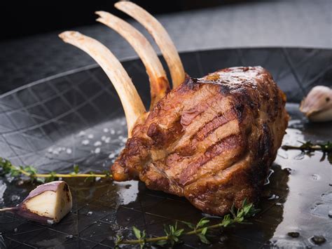 Carré de veau sur un gril