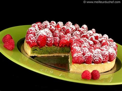 Une tarte framboise pistache magnifiquement décorée