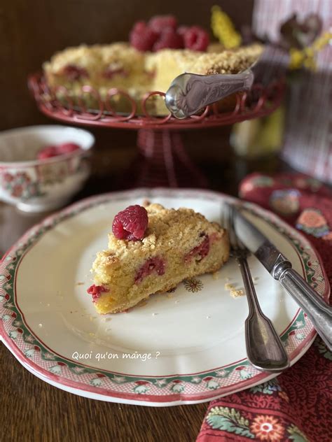 Framboises fraîches disposées harmonieusement sur une tarte
