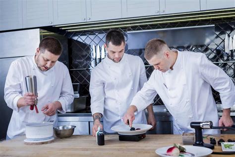 Des chefs cuisinant dans un concours