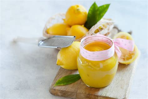 Une crème au citron onctueuse dans une casserole