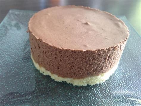 Un bavarois chocolat noir élégamment décoré