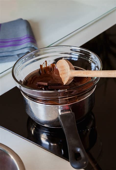 Un bain-marie pour faire fondre le chocolat