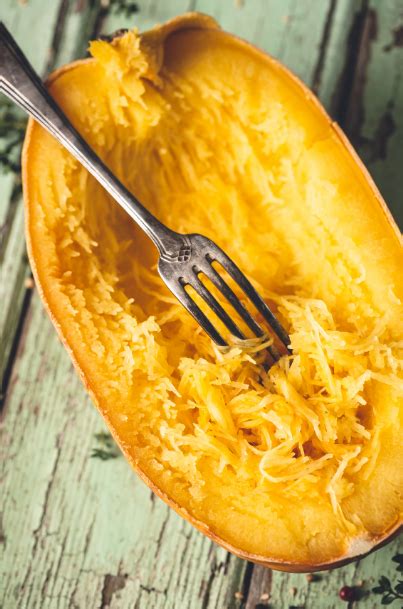 Courge spaghetti coupée en deux, montrant sa chair filamenteuse