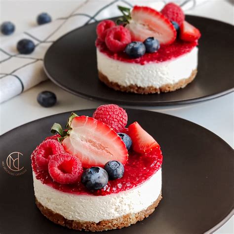 Cheesecake sans cuisson décoré de fruits