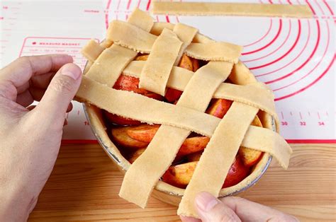 Pâte à tarte coupée en bandes pour quadrillage