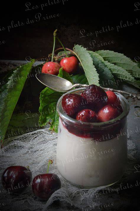 Coulis et compotée de cerises sur le cheesecake