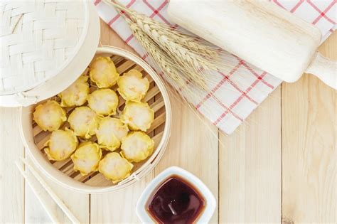 Raviolis dans un panier vapeur