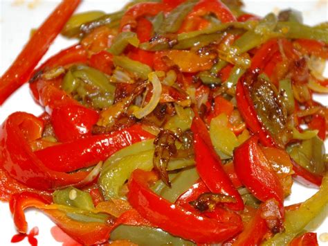 Mélange de tomates et poivrons confits dans une poêle