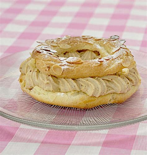 Photo d'un Paris-Brest garni de crème pralinée