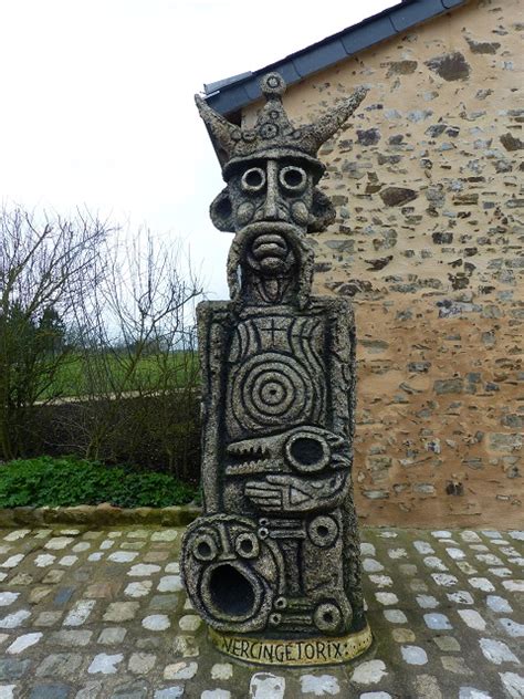 L'Allée des Géants au Musée Robert Tatin