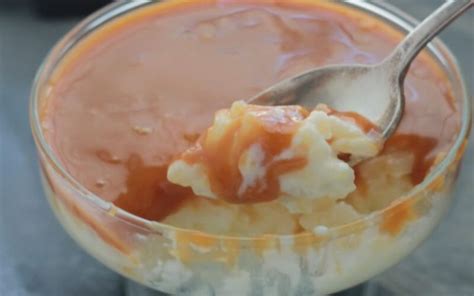 Moule de riz au lait caramel prêt à être filmé