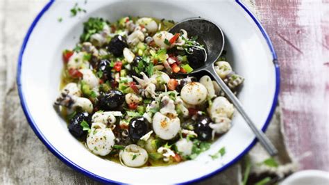 Petites seiches dans un plat