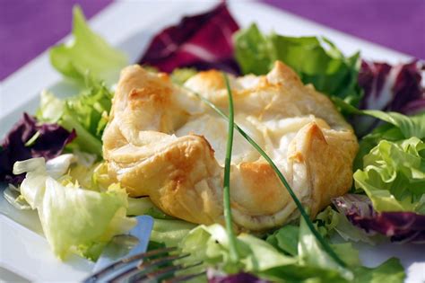 Pâte feuilletée dorée avec du fromage de chèvre fondu à l'intérieur
