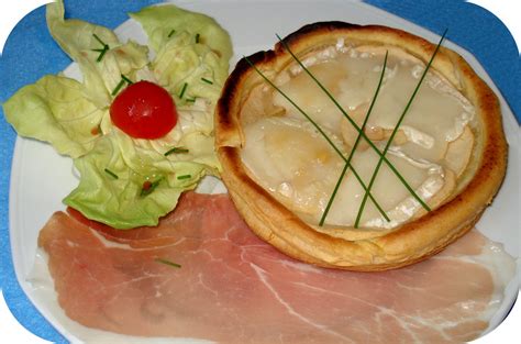 Feuilleté au chèvre, pomme et sirop d'érable disposé en rosace