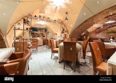 Intérieur de restaurant avec voûtes