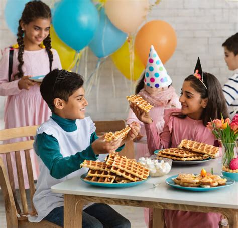 Famille préparant des gaufres