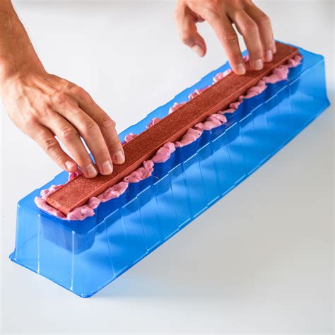 Montage d'une bûche glacée dans une gouttière