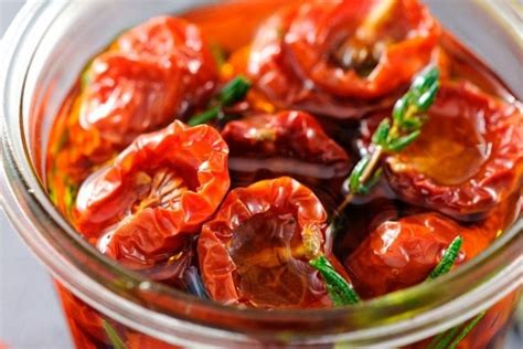 Bocaux de tomates séchées à l'huile