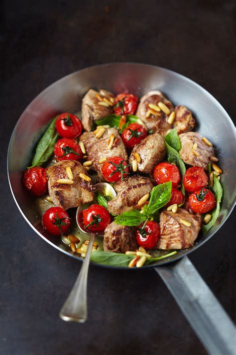 Poêle avec agneau, oignons, tomates et basilic