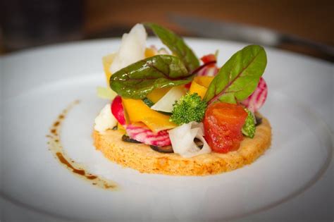 Assiette gastronomique française avec des produits frais et de saison