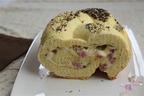 Une brioche chinoise salée coupée en tranches, montrant les couches de garniture