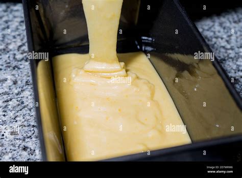 Un moule rempli de tronçons de pâte roulée, prêts à lever
