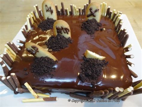 Gâteau cimetière avec des biscuits Mikado comme clôture