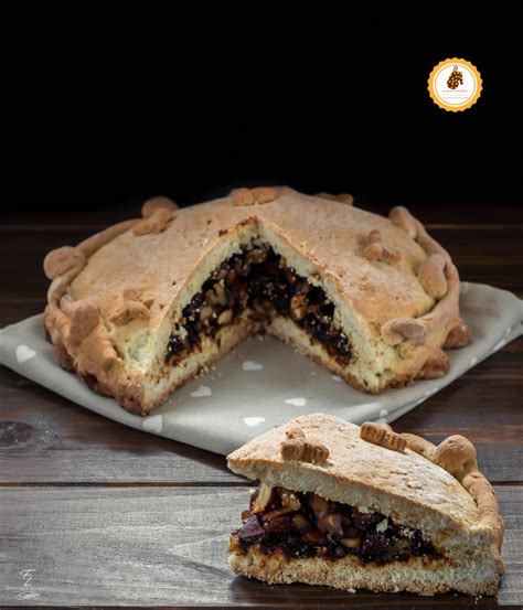 Pitta di San Martino en forme de rose décorée de miel