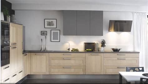 Exemple de cuisine Cuisinella avec façade aspect bois et plan de travail béton