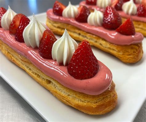 Éclairs garnis de crème pâtissière à la fraise