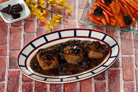 Plat de filet mignon aux pruneaux servi avec des pommes de terre