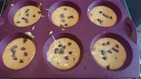 Moule à muffins Tupperware rempli de moelleux au chocolat