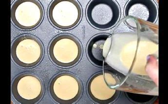 Verse la pâte à moelleux dans un moule à muffins