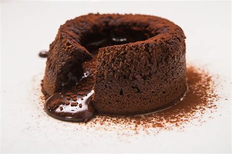 Vue rapprochée d'un moelleux au chocolat, la texture fondante visible