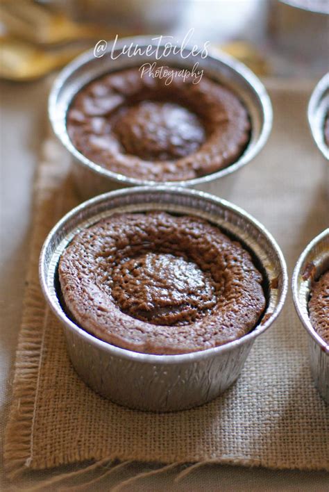 Ensemble de moelleux au chocolat prêts à être dégustés