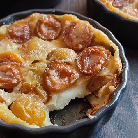 Clafoutis aux mirabelles sortant du four, doré
