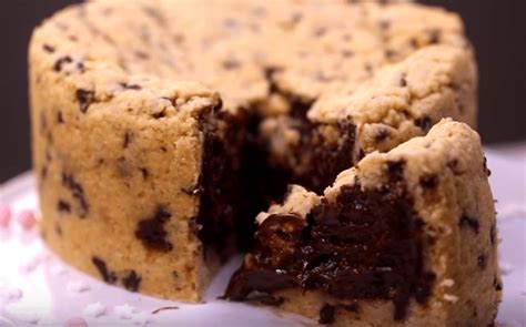 Un cookie géant au chocolat coupé en part, révélant un cœur moelleux