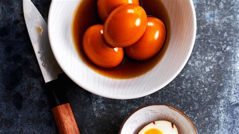 Œufs durs marinés dans un bol