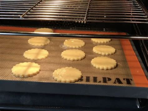 Plaque de sablés dorés sortant du four