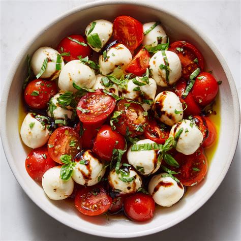 Mélange de tomates cerises, mozzarella et basilic dans un saladier