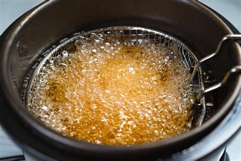 Une friteuse avec de l'huile chaude prête pour la friture