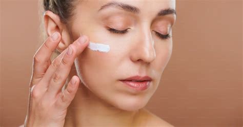 Une personne appliquant une crème apaisante sur une peau irritée
